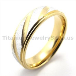 Guldfärgad Titanring Med Diamant