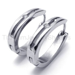 Silverörhängen Med Eleganta Titaninlägg Och Diamanter
