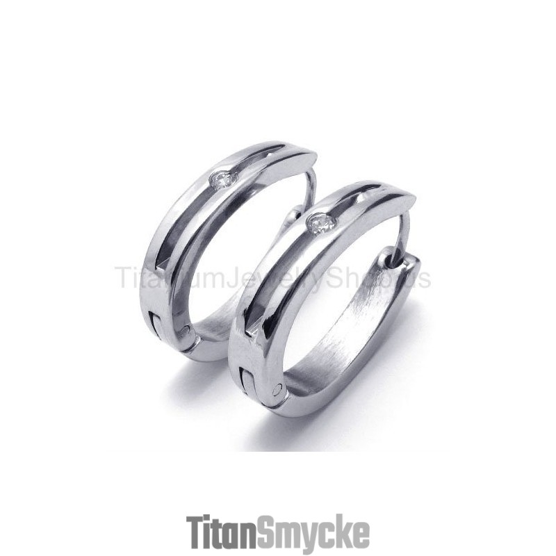 Silverörhängen Med Eleganta Titaninlägg Och Diamanter Silverörhängen Med Eleganta Titaninlägg Och Diamanter