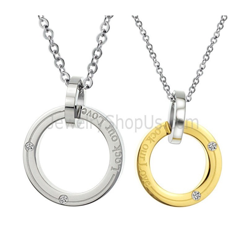 Titan, Silver Och Guldringar "Lock Our Love" Älskarhängen Med Diamanter Och Gratis Kedjor C350 Titan, Silver Och Guldringar "Lock Our Love" Älskarhängen Med Diamanter Och Gratis Kedjor C350