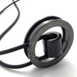 Svart Ring Titanhänge