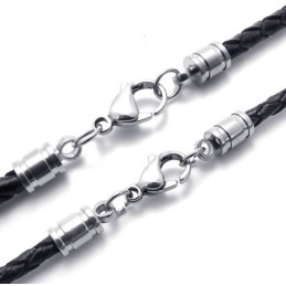 Fint Bearbetat Halsband I Fina Färger Av Hög Kvalitet I Titanläder